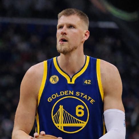 开云电竞账号入口-勇士交易来一个老病号，库里这也能忍吗？性格太软了吧！